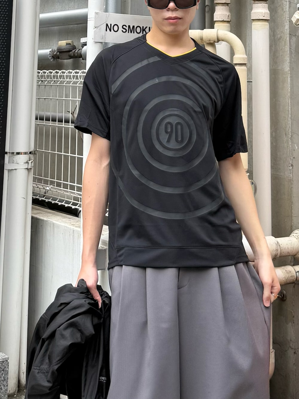 ブラック系のTシャツ/カットソー、オレンジ系のスニーカーを着用したメンズの夏コーディネートの3枚目の写真