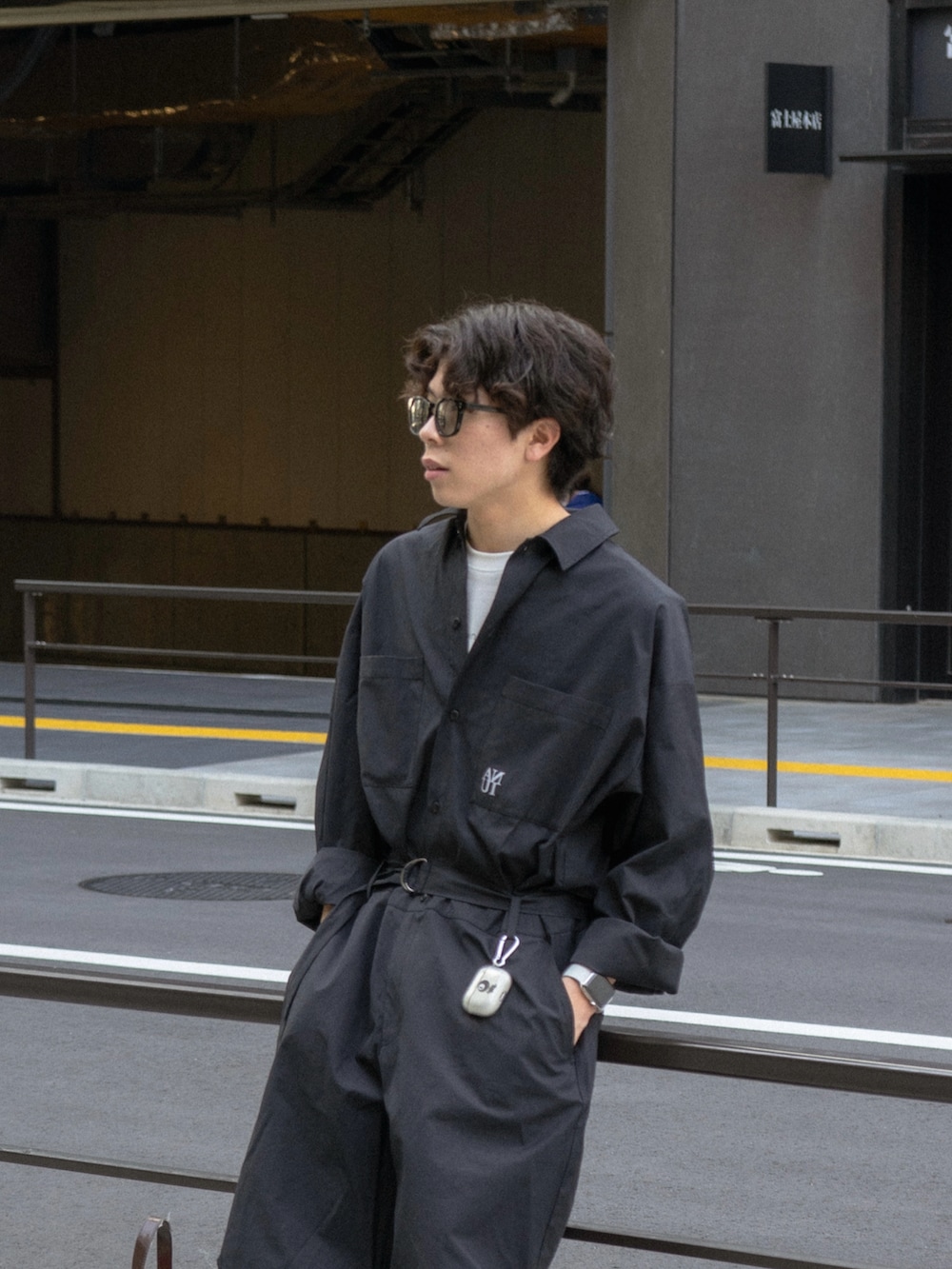 ブラック系のつなぎ/オールインワン、その他のTシャツ/カットソー、ホワイト系のトートバッグを着用したメンズの春コーディネートの3枚目の写真