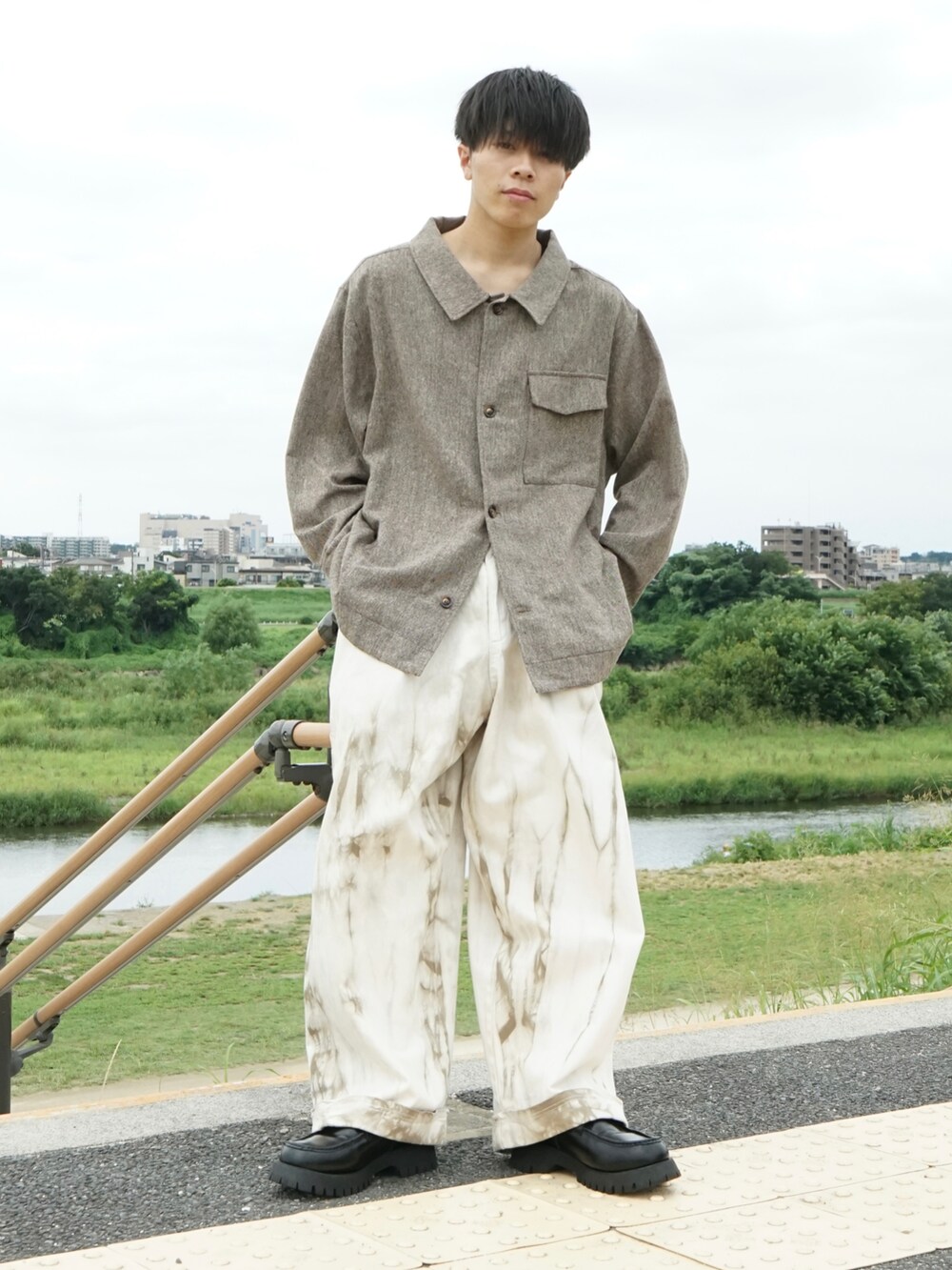 ブラウン系のシャツ/ブラウス、ベージュ系のその他パンツ、ブラック系のローファーを着用したメンズの夏コーディネートの2枚目の写真