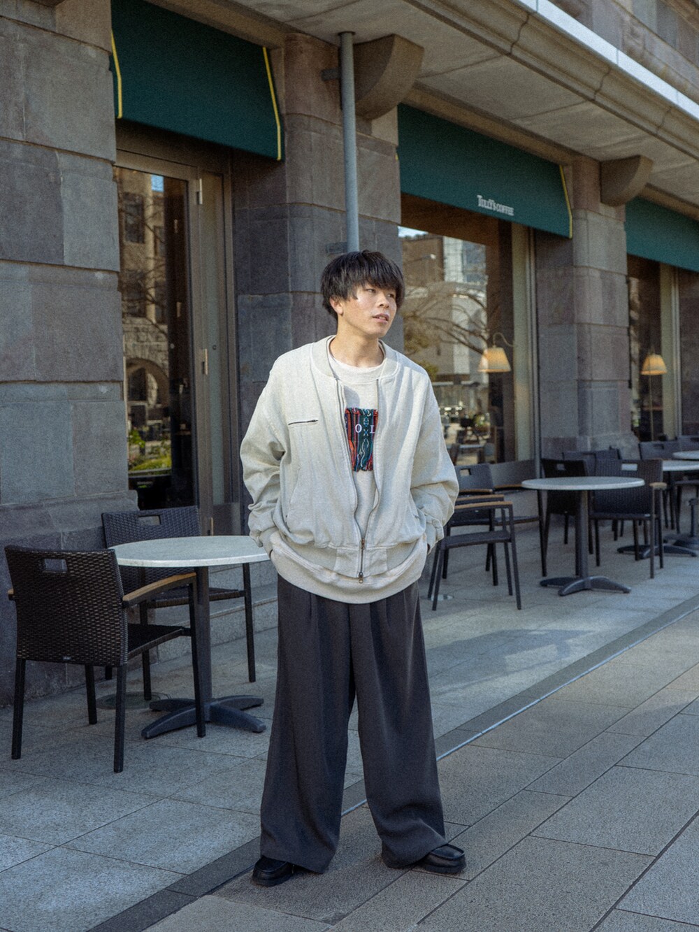 ホワイト系のブルゾン、ホワイト系のスウェット、グレー系のその他パンツを着用したメンズの冬コーディネートの3枚目の写真