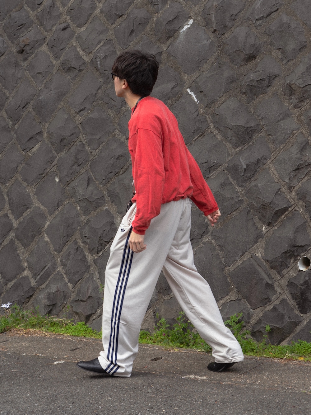 レッド系のスウェット、ホワイト系のその他パンツ、ブラック系のショルダーバッグを着用したメンズの春コーディネートの2枚目の写真