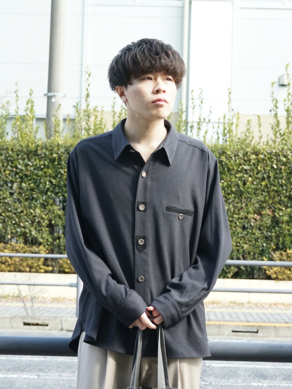 グレー系のシャツ/ブラウス、ベージュ系のその他パンツ、グレー系のトートバッグを着用したメンズの冬コーディネートの4枚目の写真