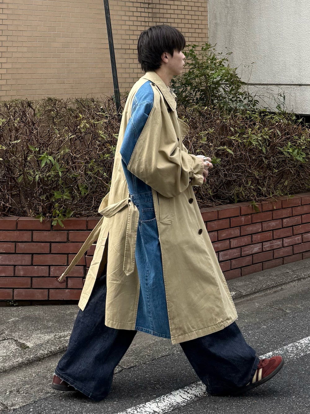 ブルー系のデニムパンツ、ベージュ系のTシャツ/カットソー、グレー系のTシャツ/カットソーを着用したメンズの春コーディネートの3枚目の写真