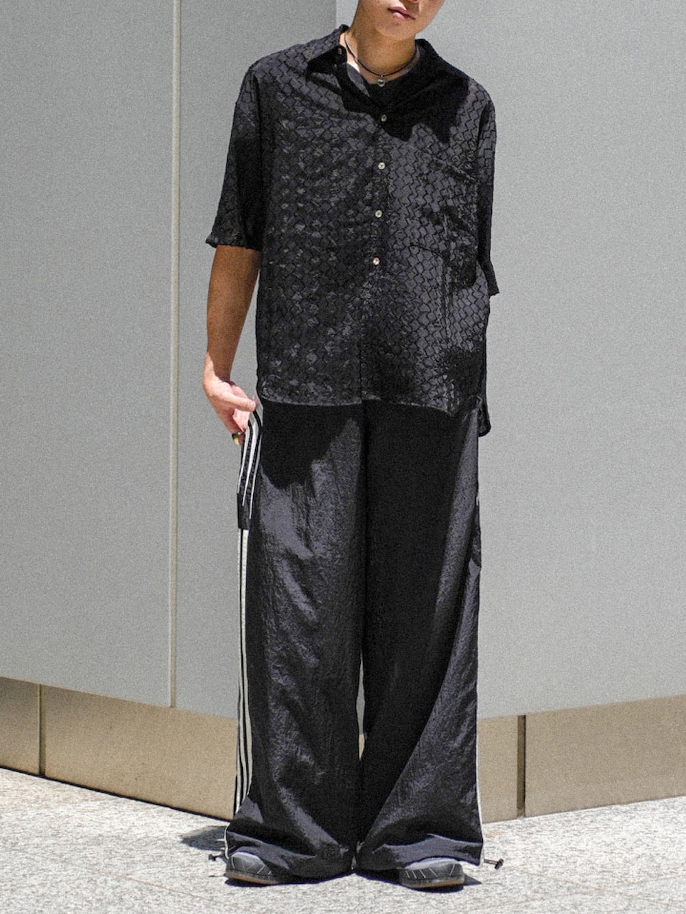 ブラック系のシャツ/ブラウス、ブラック系のスウェットパンツ、ブラック系のスニーカーを着用したメンズの夏コーディネートの5枚目の写真