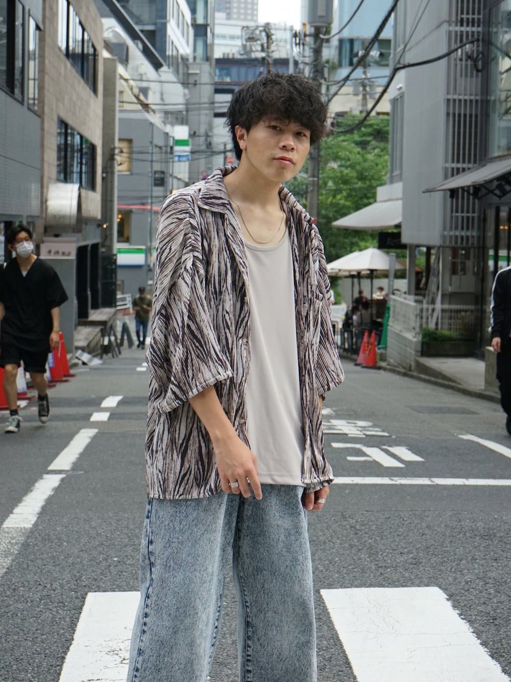 ベージュ系のシャツ/ブラウス、グレー系のタンクトップ、ブルー系のデニムパンツを着用したメンズの夏コーディネートの5枚目の写真