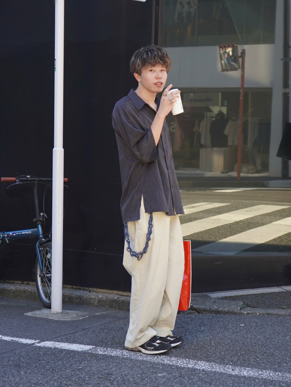 グレー系のシャツ/ブラウス、ホワイト系のトートバッグ、ブラック系のスニーカーを着用したメンズの夏コーディネートの3枚目の写真