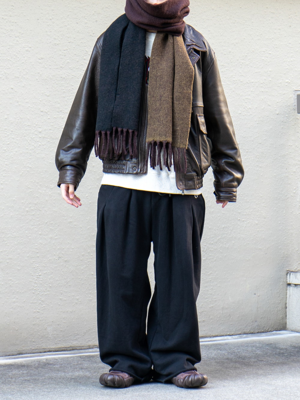 ブラウン系のブルゾン、ブラック系のスウェットパンツ、ブラウン系のスニーカーを着用したメンズの冬コーディネートの5枚目の写真