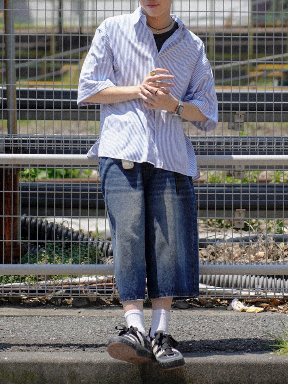 ホワイト系のシャツ/ブラウス、ブルー系のデニムパンツ、ブラック系のスニーカーを着用したメンズの夏コーディネートの5枚目の写真