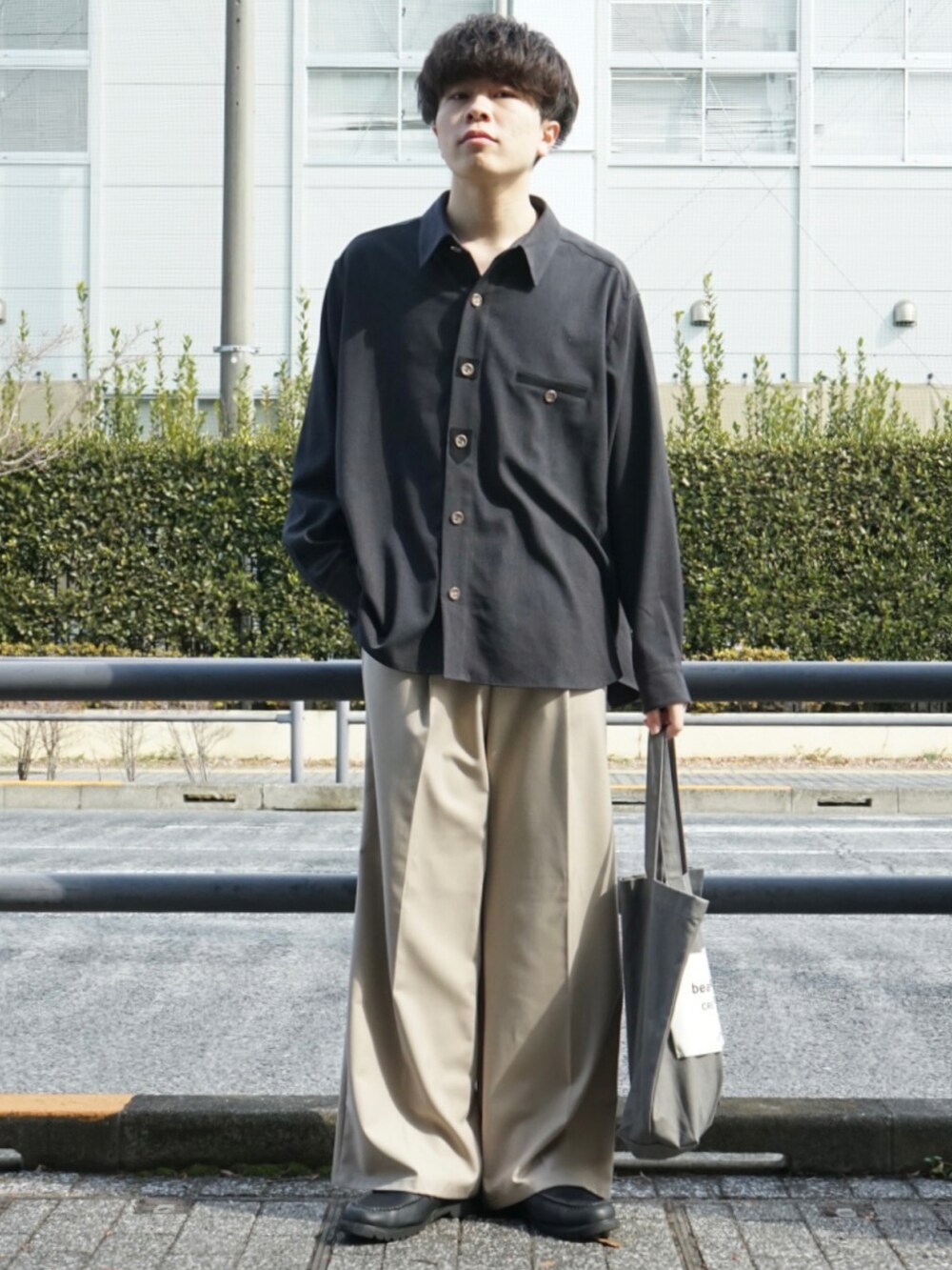 グレー系のシャツ/ブラウス、ベージュ系のその他パンツ、グレー系のトートバッグを着用したメンズの冬コーディネートの3枚目の写真