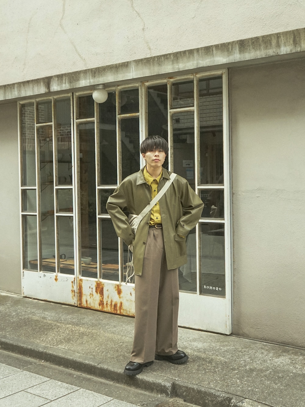 グリーン系のカバーオール、イエロー系のシャツ/ブラウス、ブラウン系のその他パンツを着用したメンズの春コーディネートの3枚目の写真