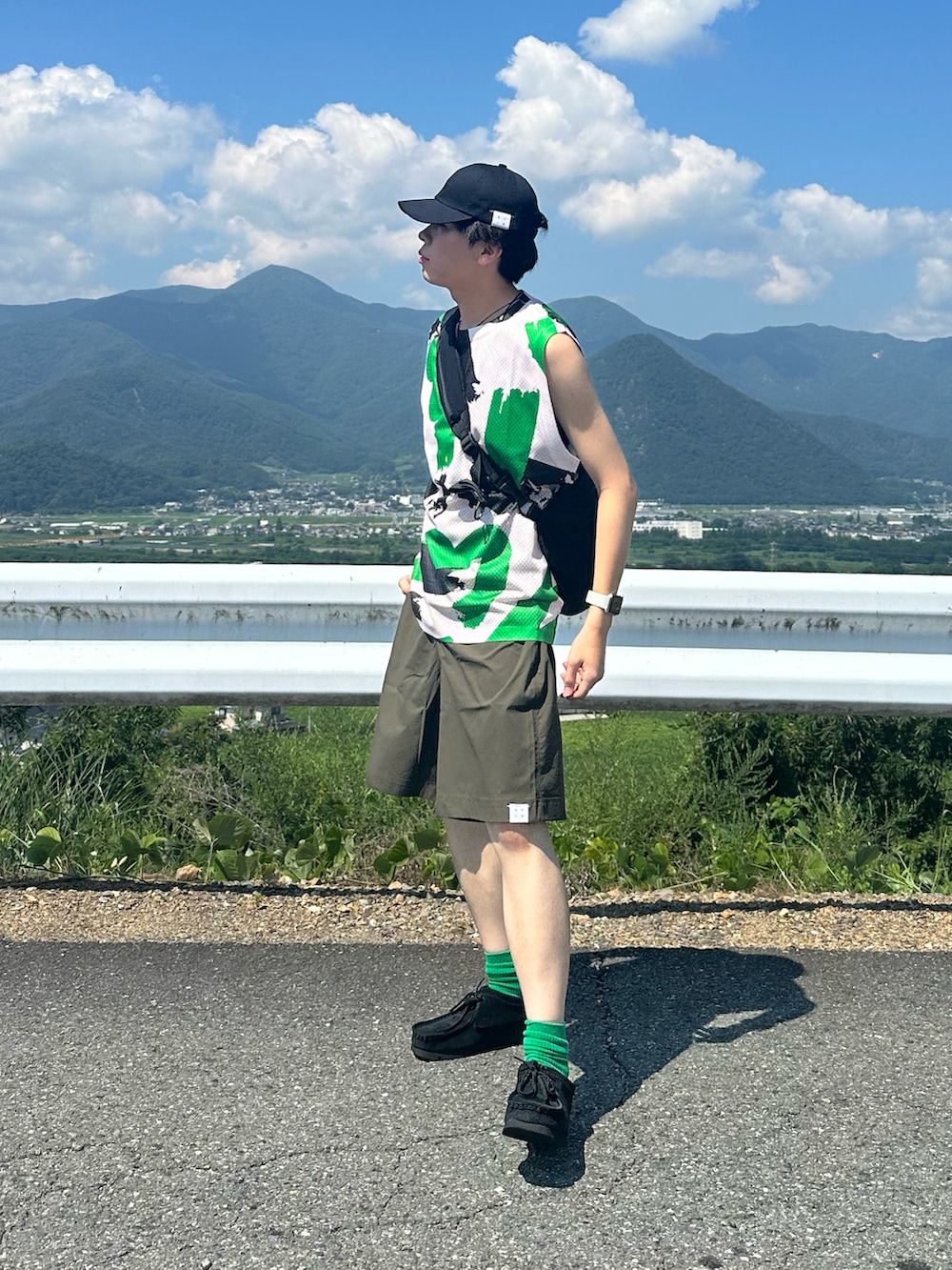グリーン系のTシャツ/カットソー、ブラック系のショルダーバッグ、グリーン系のその他パンツを着用したメンズの夏コーディネートの4枚目の写真