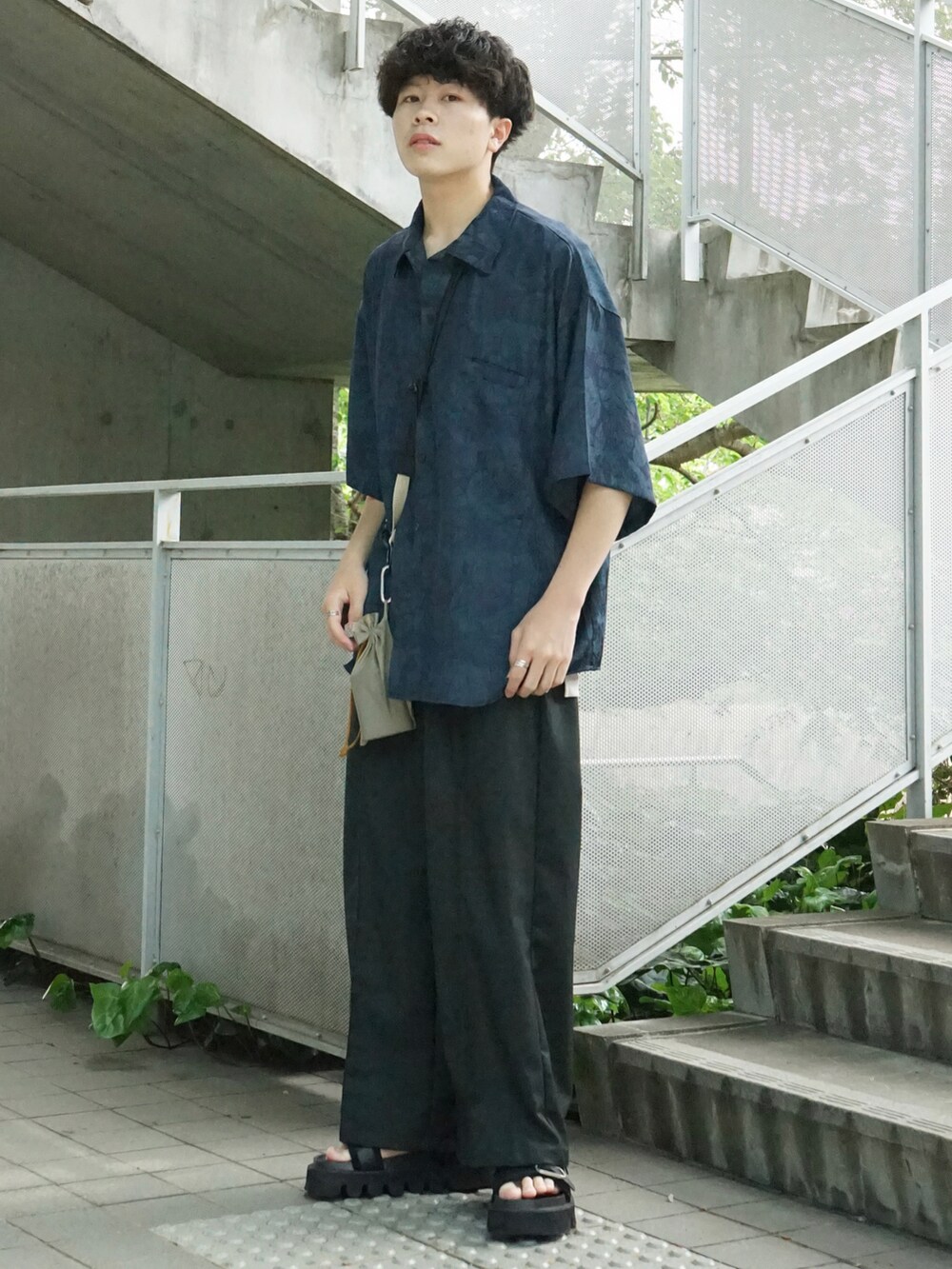 グリーン系のシャツ/ブラウス、グリーン系のその他パンツ、ベージュ系のショルダーバッグを着用したメンズの春コーディネートの2枚目の写真