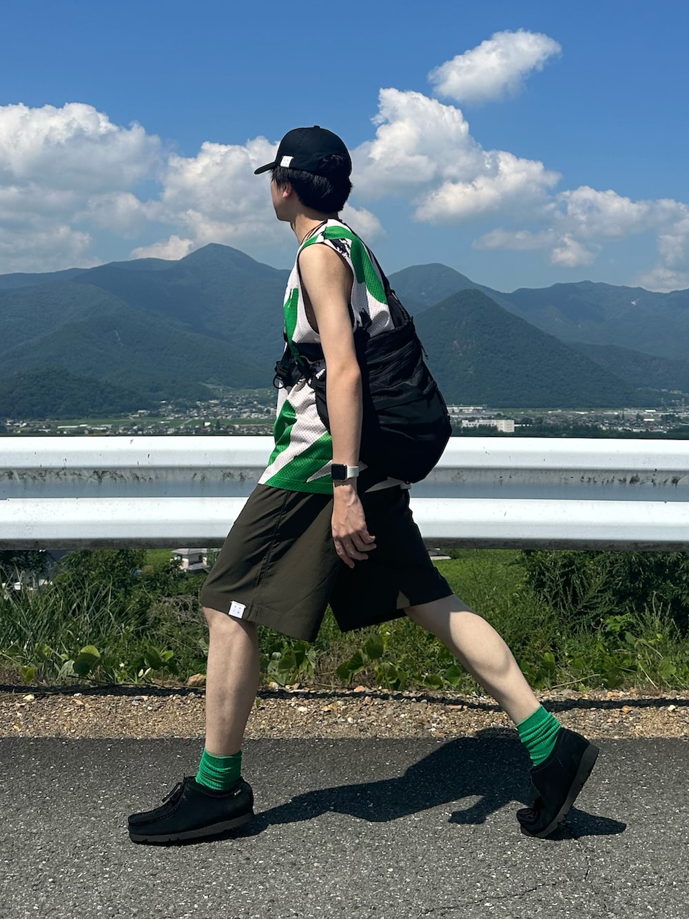 グリーン系のTシャツ/カットソー、ブラック系のショルダーバッグ、グリーン系のその他パンツを着用したメンズの夏コーディネートの2枚目の写真