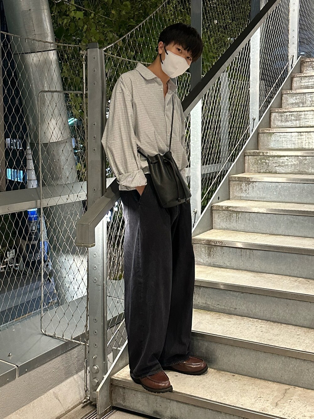 ブラック系のシャツ/ブラウス、ブラック系のデニムパンツ、ブラック系のショルダーバッグを着用したメンズの秋コーディネートの2枚目の写真