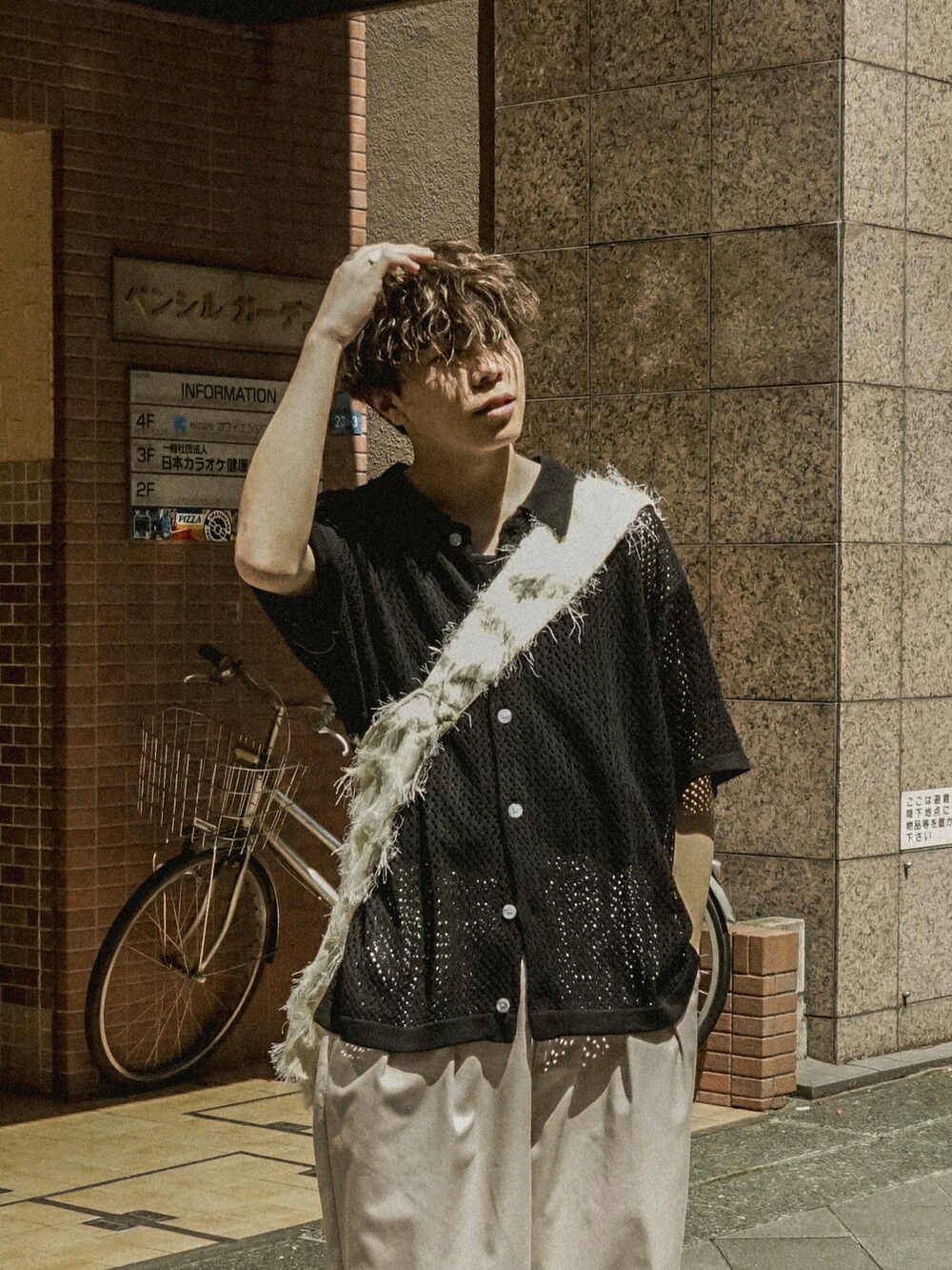 ブラック系のシャツ/ブラウス、ベージュ系のその他パンツ、ホワイト系のショルダーバッグを着用したメンズの春コーディネートの4枚目の写真