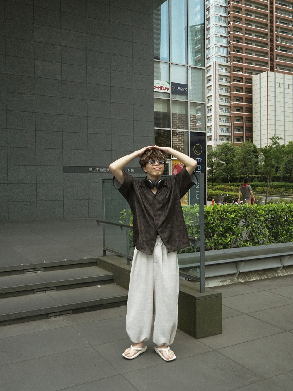 ブラック系のシャツ/ブラウス、ベージュ系のその他パンツ、ホワイト系のサンダルを着用したメンズの夏コーディネートの3枚目の写真