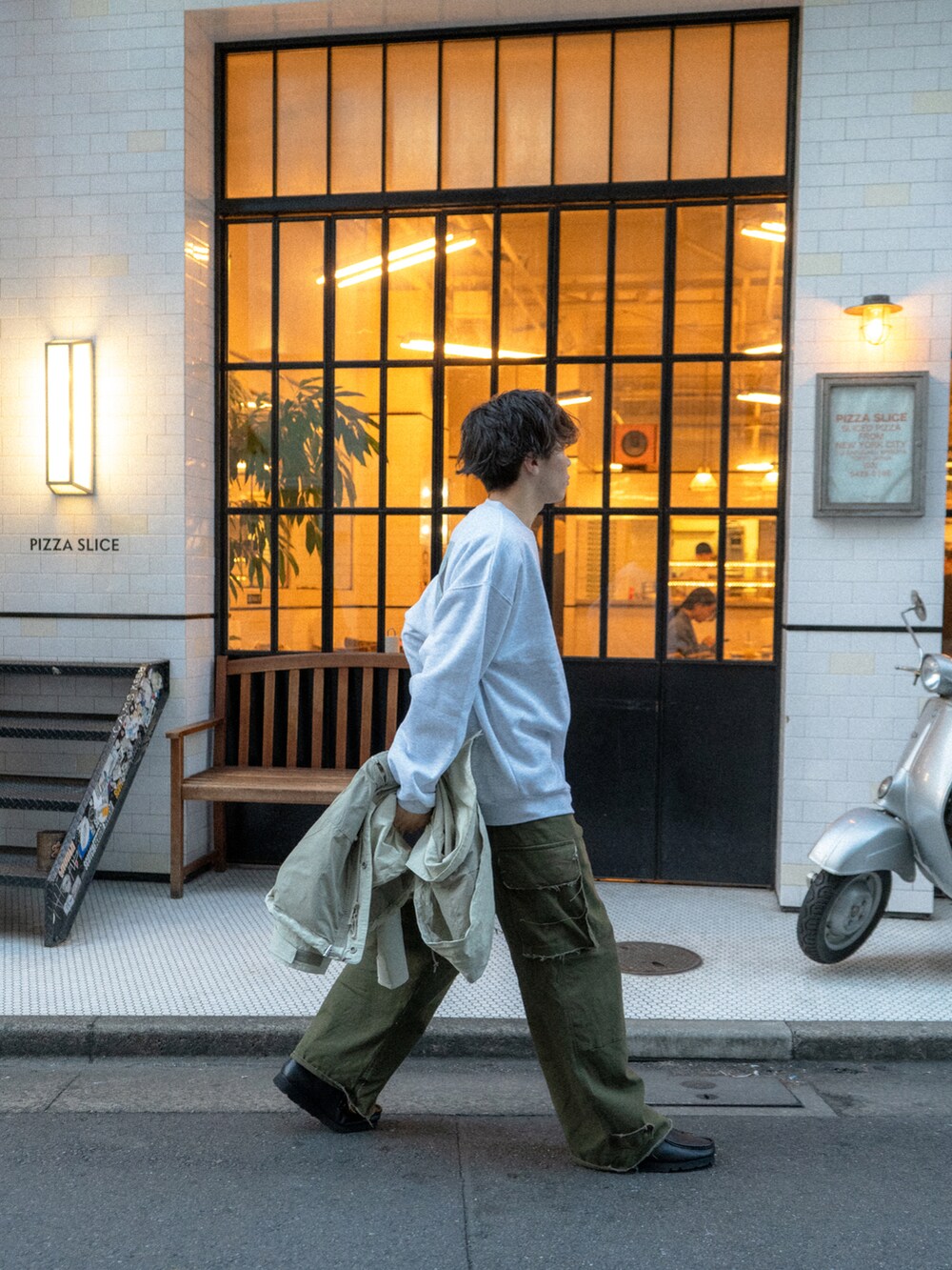 グレー系のスウェット、グリーン系のカーゴパンツ、ベージュ系のマウンテンパーカーを着用したメンズの秋コーディネートの3枚目の写真