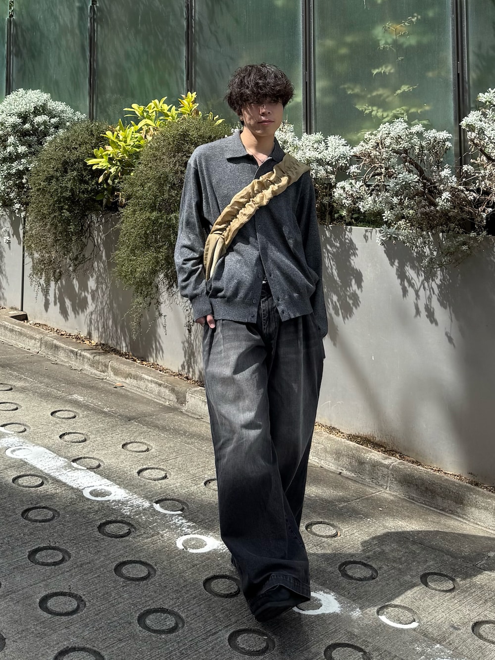 グレー系のシャツ/ブラウス、ブラック系のデニムパンツ、ベージュ系のショルダーバッグを着用したメンズの秋コーディネートの2枚目の写真