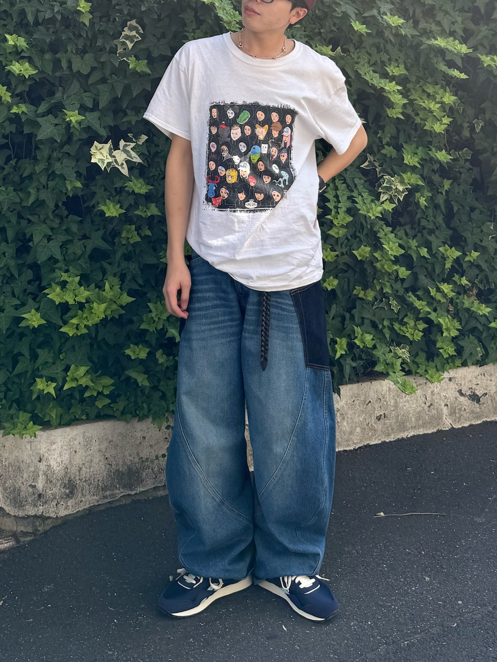 ブルー系のデニムパンツ、ブラック系のデジタル腕時計、レッド系のキャップを着用したメンズの夏コーディネートの5枚目の写真