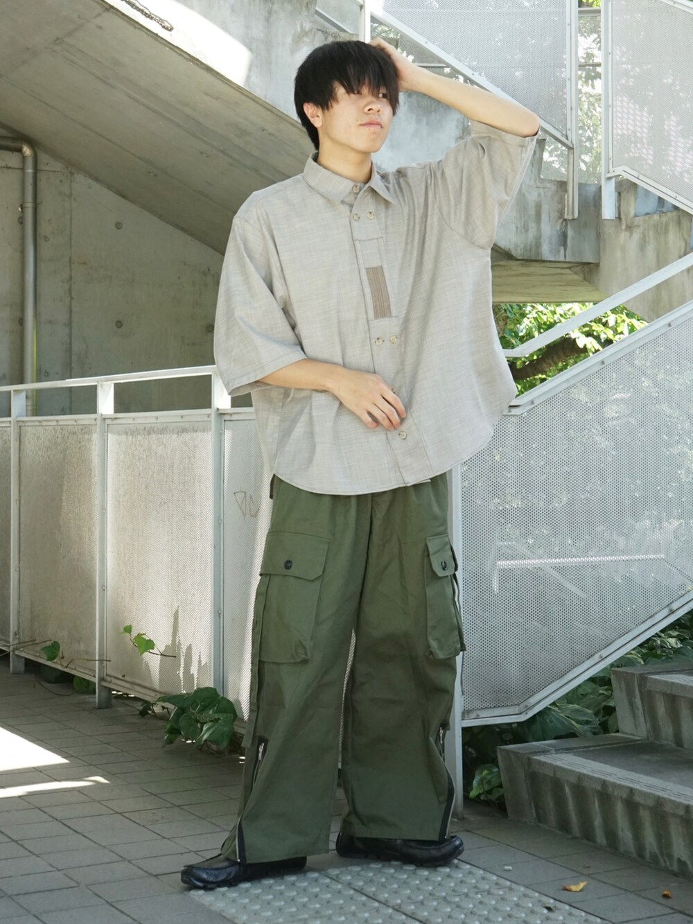 ベージュ系のシャツ/ブラウス、グリーン系のカーゴパンツ、ブラック系のローファーを着用したメンズの夏コーディネートの4枚目の写真