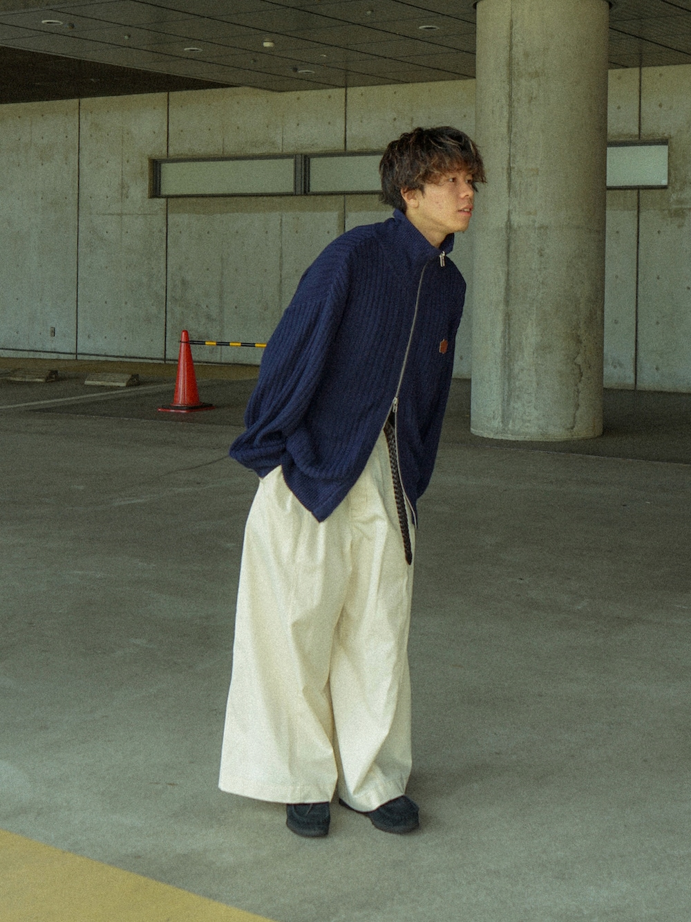 ブルー系のカーディガン/ボレロ、ホワイト系のその他パンツ、ブラック系のその他シューズを着用したメンズの秋コーディネートの2枚目の写真