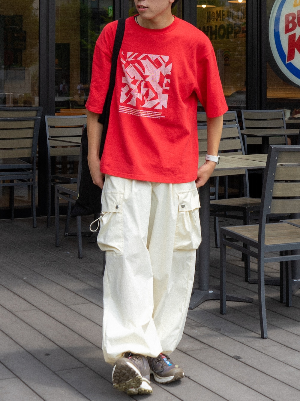 その他のTシャツ/カットソー、ホワイト系のカーゴパンツ、ブラック系のトートバッグを着用したメンズの夏コーディネートの4枚目の写真