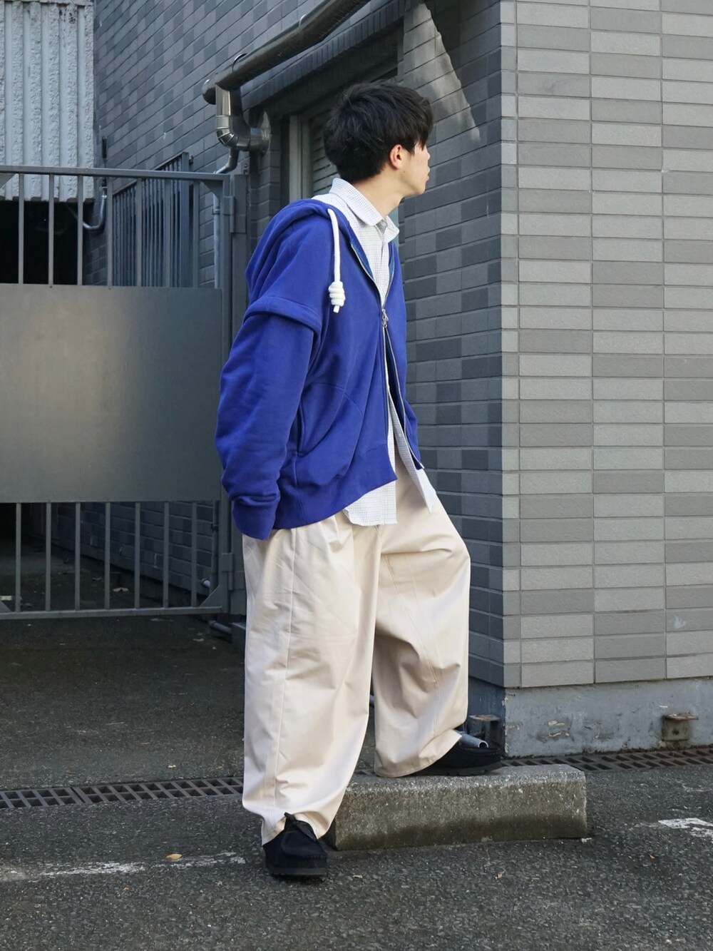 ブルー系のパーカー、ホワイト系のシャツ/ブラウス、ベージュ系のその他パンツを着用したメンズの秋コーディネートの3枚目の写真