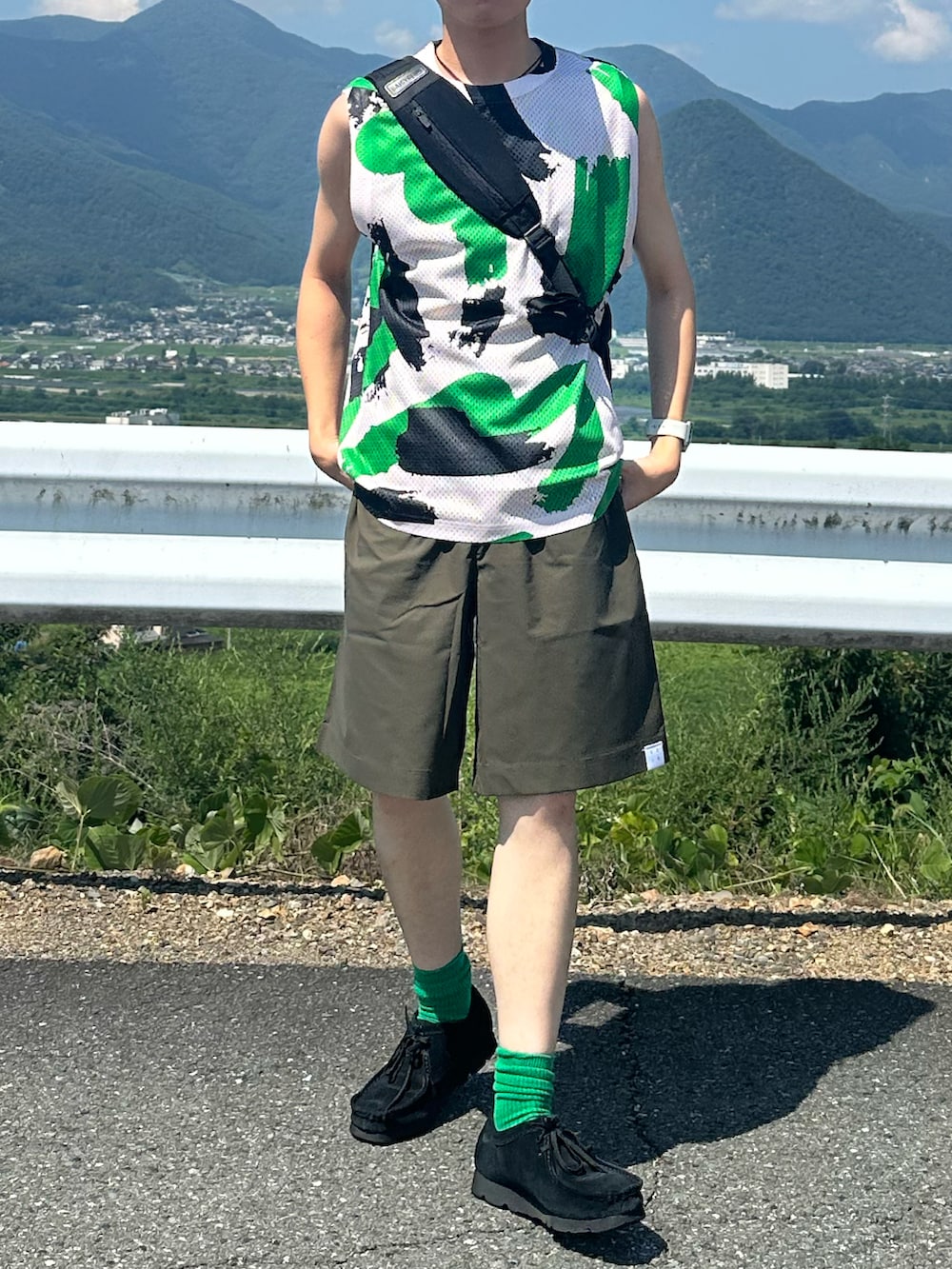 グリーン系のTシャツ/カットソー、ブラック系のショルダーバッグ、グリーン系のその他パンツを着用したメンズの夏コーディネートの3枚目の写真