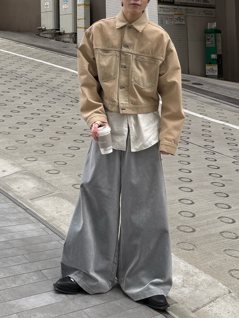 ベージュ系のデニムジャケット、グレー系のスウェットパンツ、ブラック系のスニーカーを着用したメンズの冬コーディネートの3枚目の写真