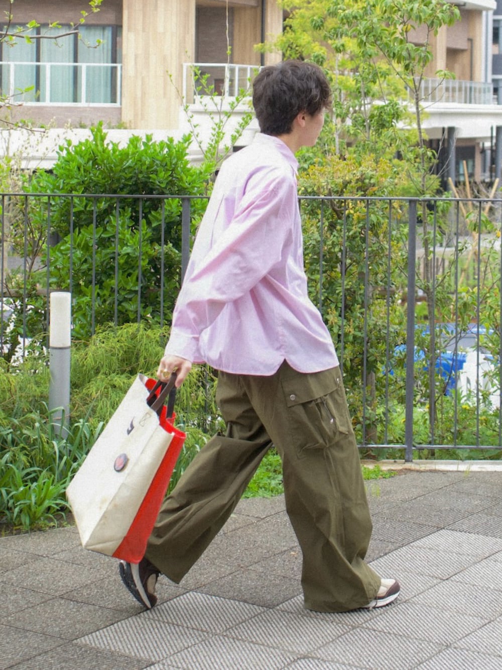 ピンク系のシャツ/ブラウス、グリーン系のカーゴパンツ、ホワイト系のトートバッグを着用したメンズの春コーディネートの2枚目の写真