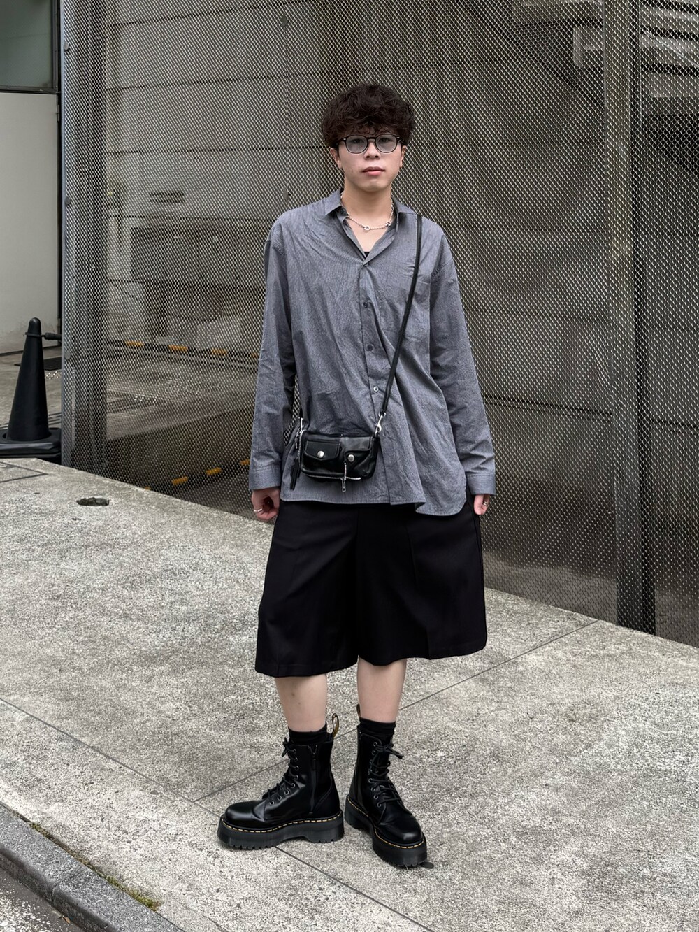 ブルー系のシャツ/ブラウス、ブラック系のその他パンツ、ブラック系のブーツを着用したメンズの夏コーディネートの2枚目の写真