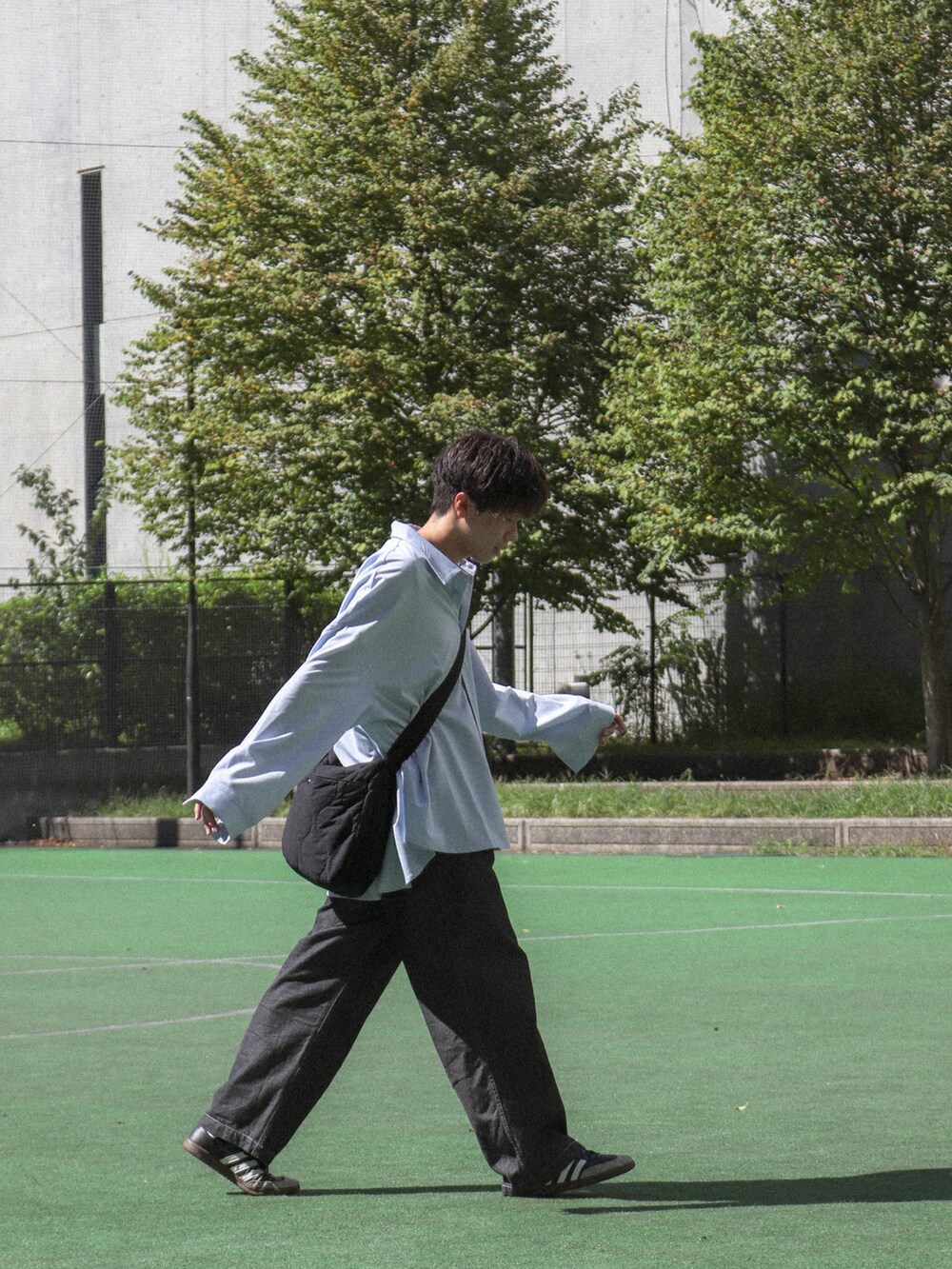 ブルー系のシャツ/ブラウス、グレー系のデニムパンツ、ブラック系のショルダーバッグを着用したメンズの秋コーディネートの3枚目の写真