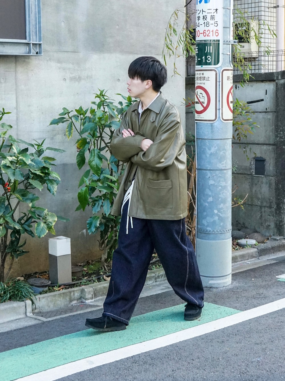 グリーン系のカバーオール、ブラック系のシャツ/ブラウス、ブルー系のデニムパンツを着用したメンズの冬コーディネートの2枚目の写真