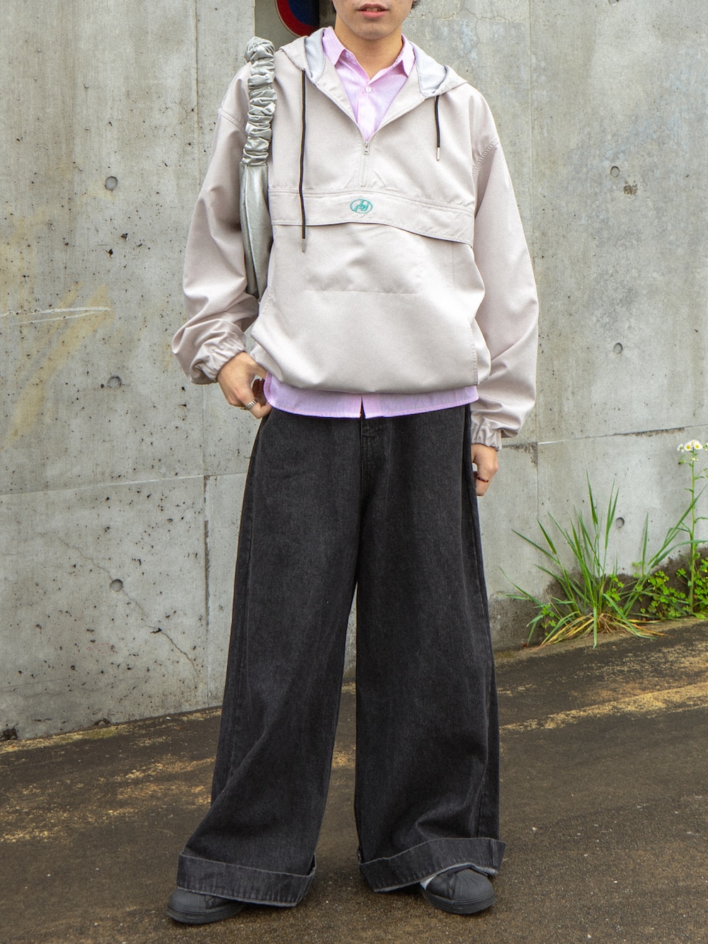 ベージュ系のブルゾン、ピンク系のシャツ/ブラウス、ブラック系のデニムパンツを着用したメンズの春コーディネートの5枚目の写真