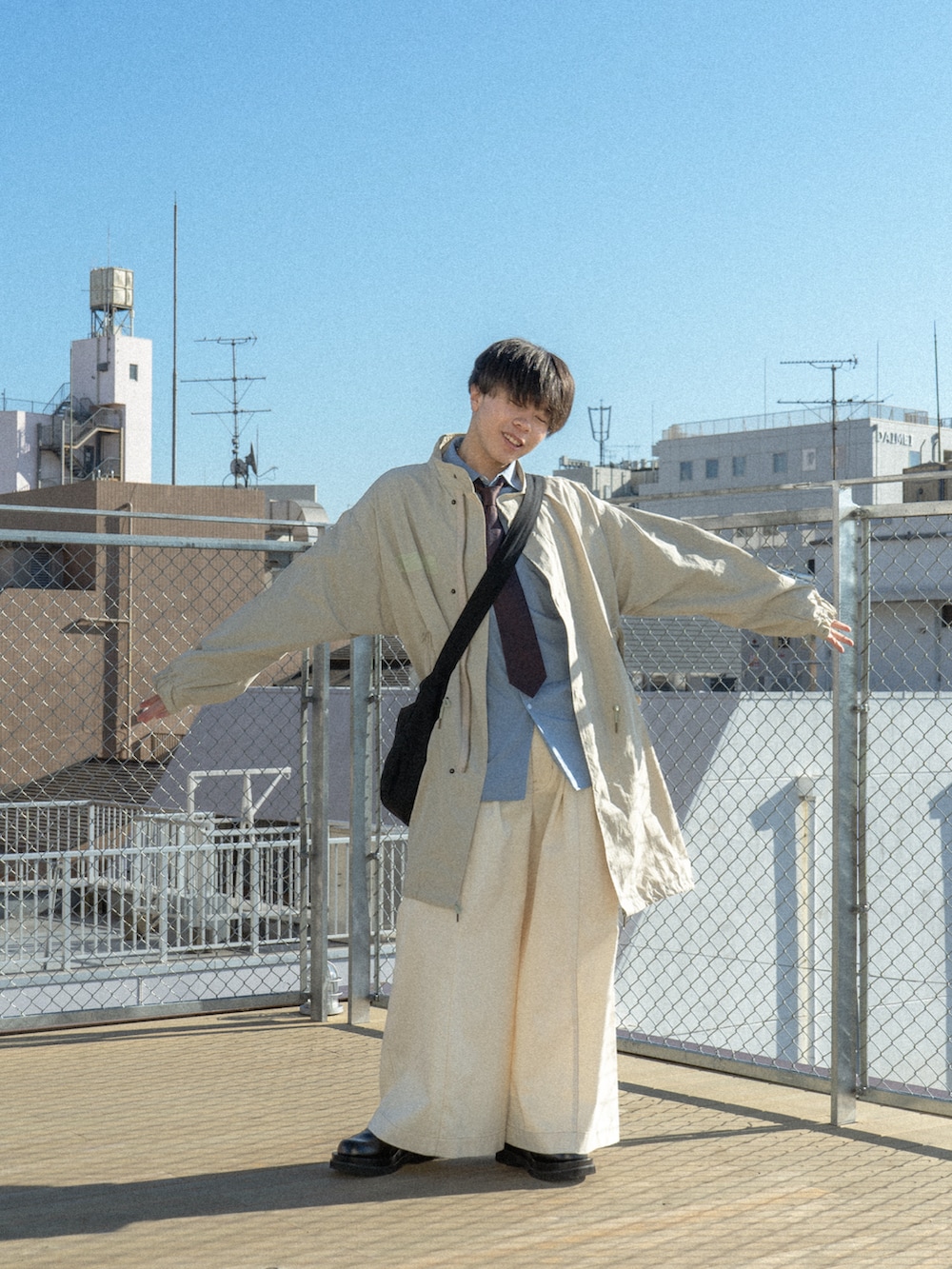 ベージュ系のモッズコート、ブルー系のスウェット、ホワイト系のその他パンツを着用したメンズの冬コーディネートの4枚目の写真