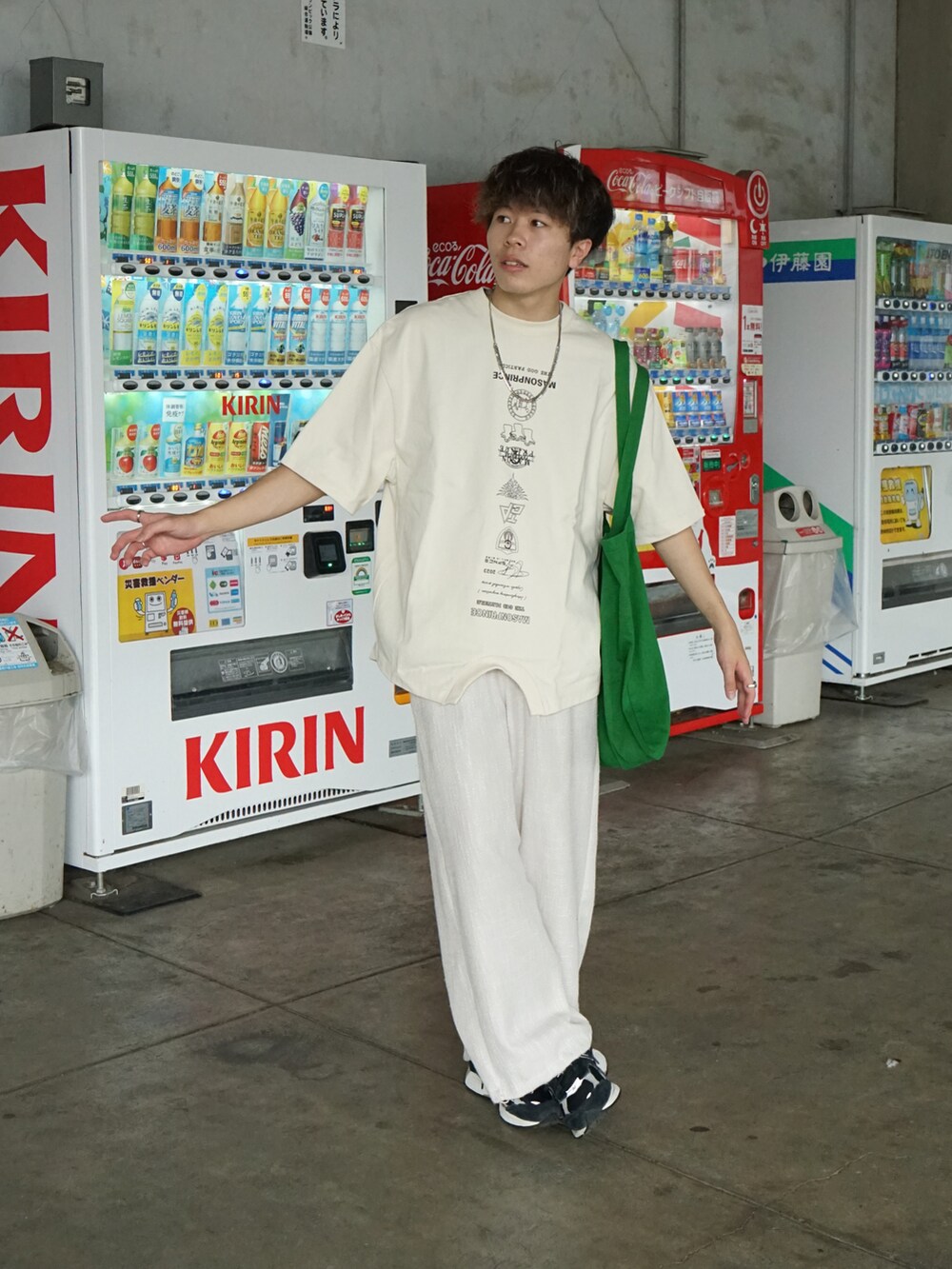 ホワイト系のTシャツ/カットソー、ベージュ系のその他パンツ、グリーン系のトートバッグを着用したメンズの夏コーディネートの2枚目の写真