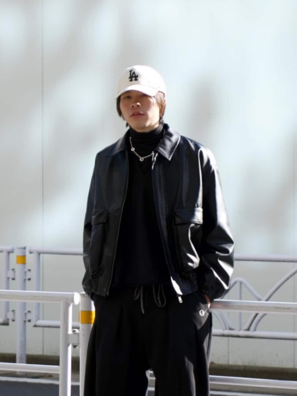 ブラック系のブルゾン、ブラック系のスウェット、ブラック系のスウェットパンツを着用したメンズの冬コーディネートの4枚目の写真