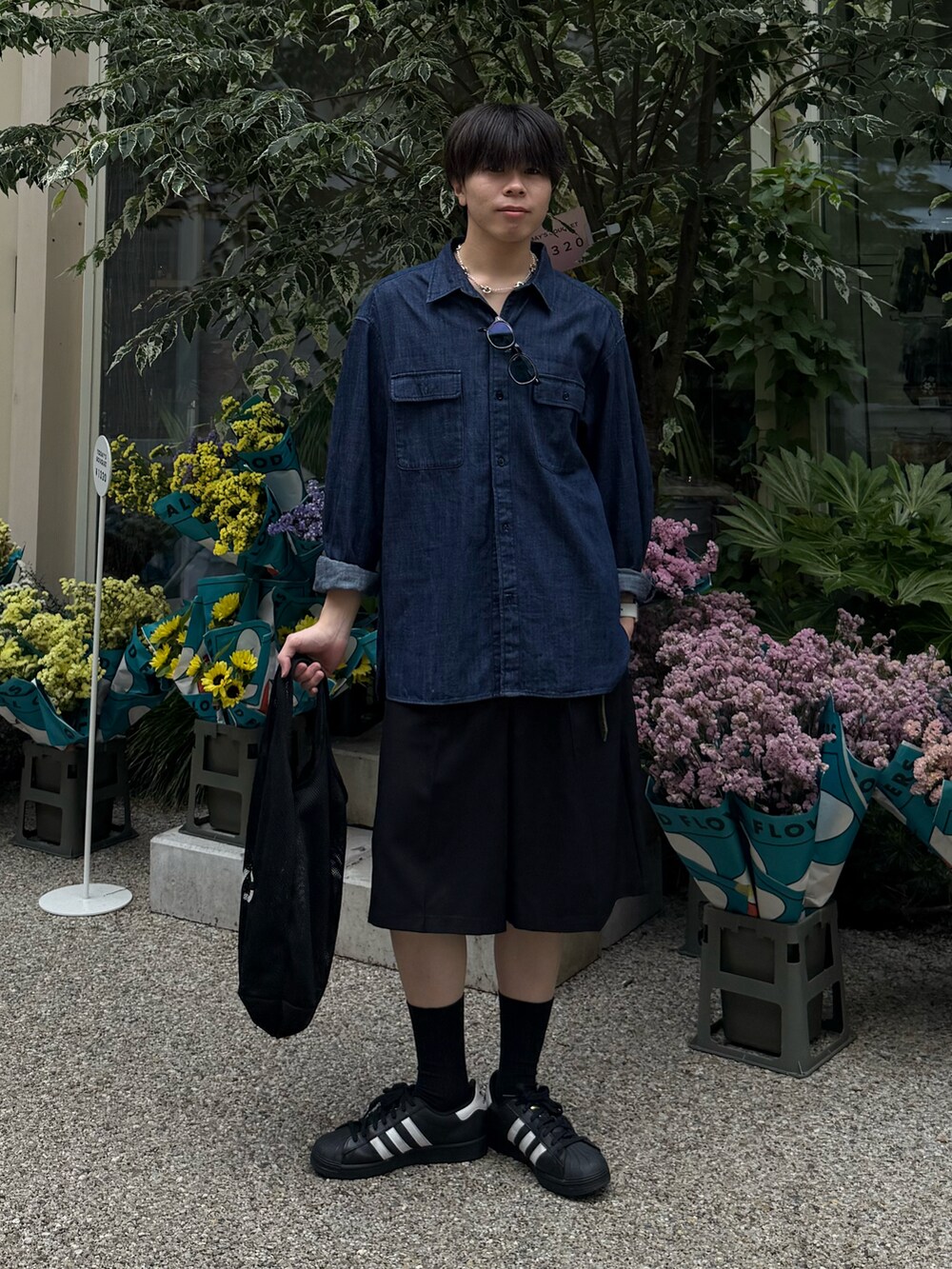 ブルー系のシャツ/ブラウス、ブラック系のその他パンツ、ブラック系のショルダーバッグを着用したメンズの夏コーディネートの2枚目の写真