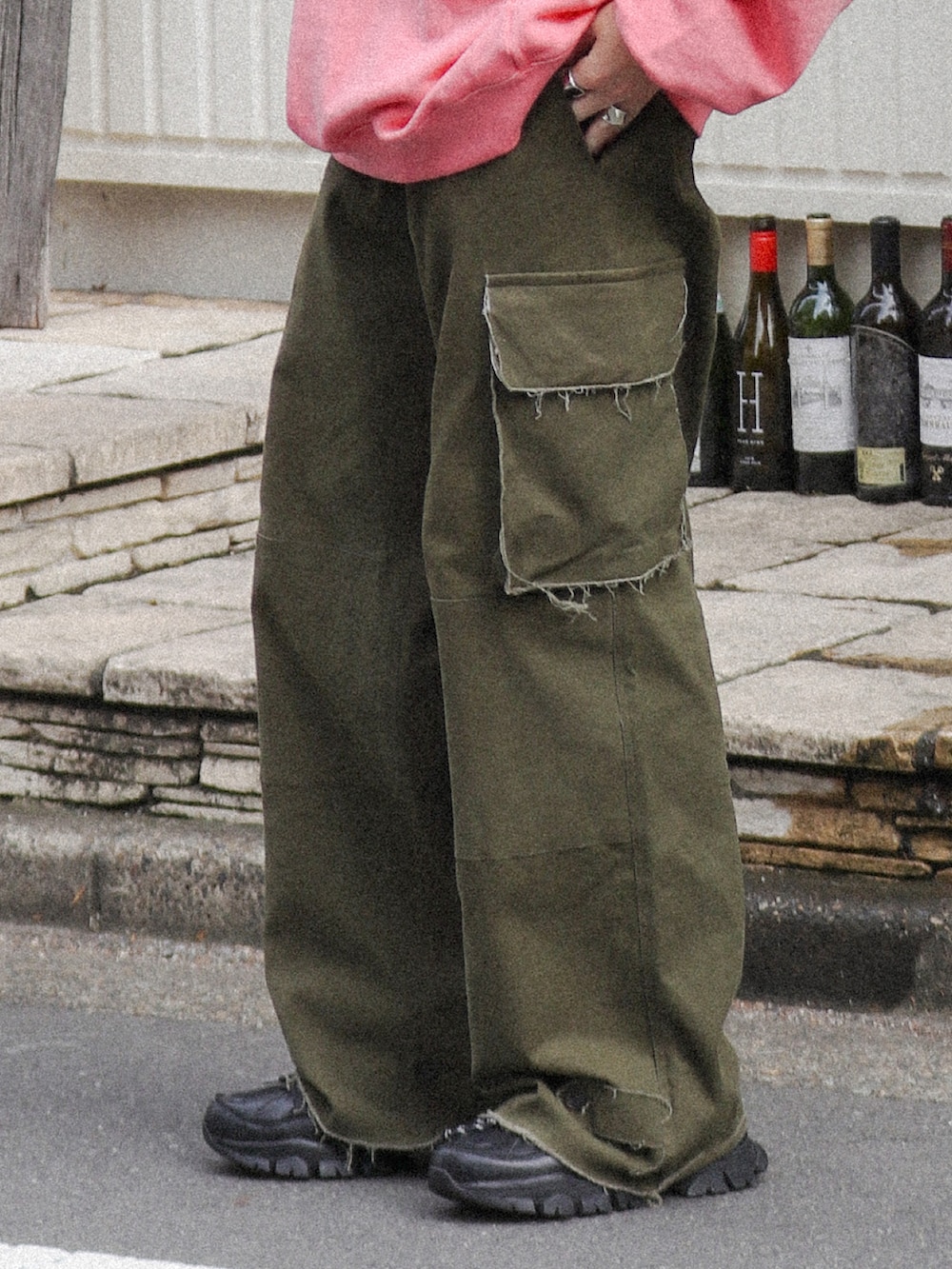 ピンク系のスウェット、グリーン系のカーゴパンツ、ブラック系のスニーカーを着用したメンズの秋コーディネートの4枚目の写真