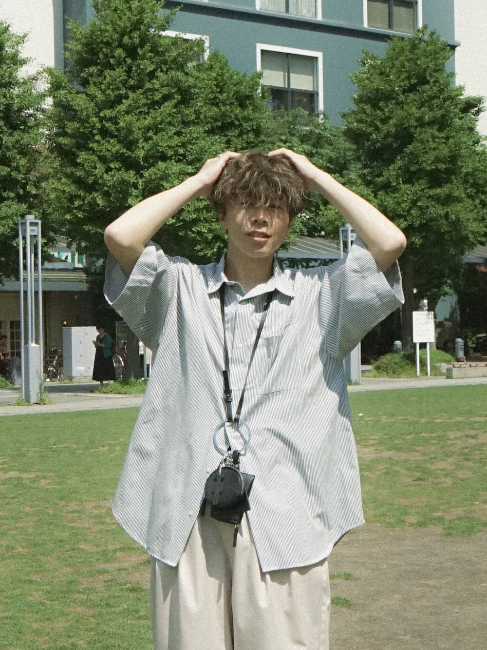 ブルー系のシャツ/ブラウス、ベージュ系のその他パンツ、ブラック系のショルダーバッグを着用したメンズの夏コーディネートの4枚目の写真
