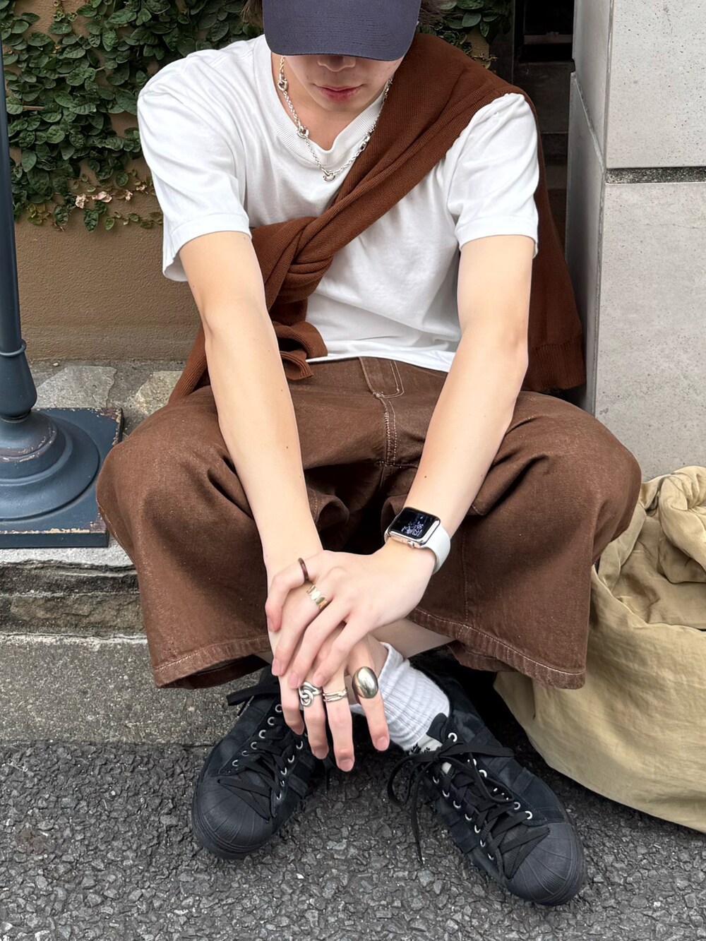 ブラウン系のカーディガン/ボレロ、ホワイト系のTシャツ/カットソー、ブラウン系のデニムパンツを着用したメンズの夏コーディネートの5枚目の写真