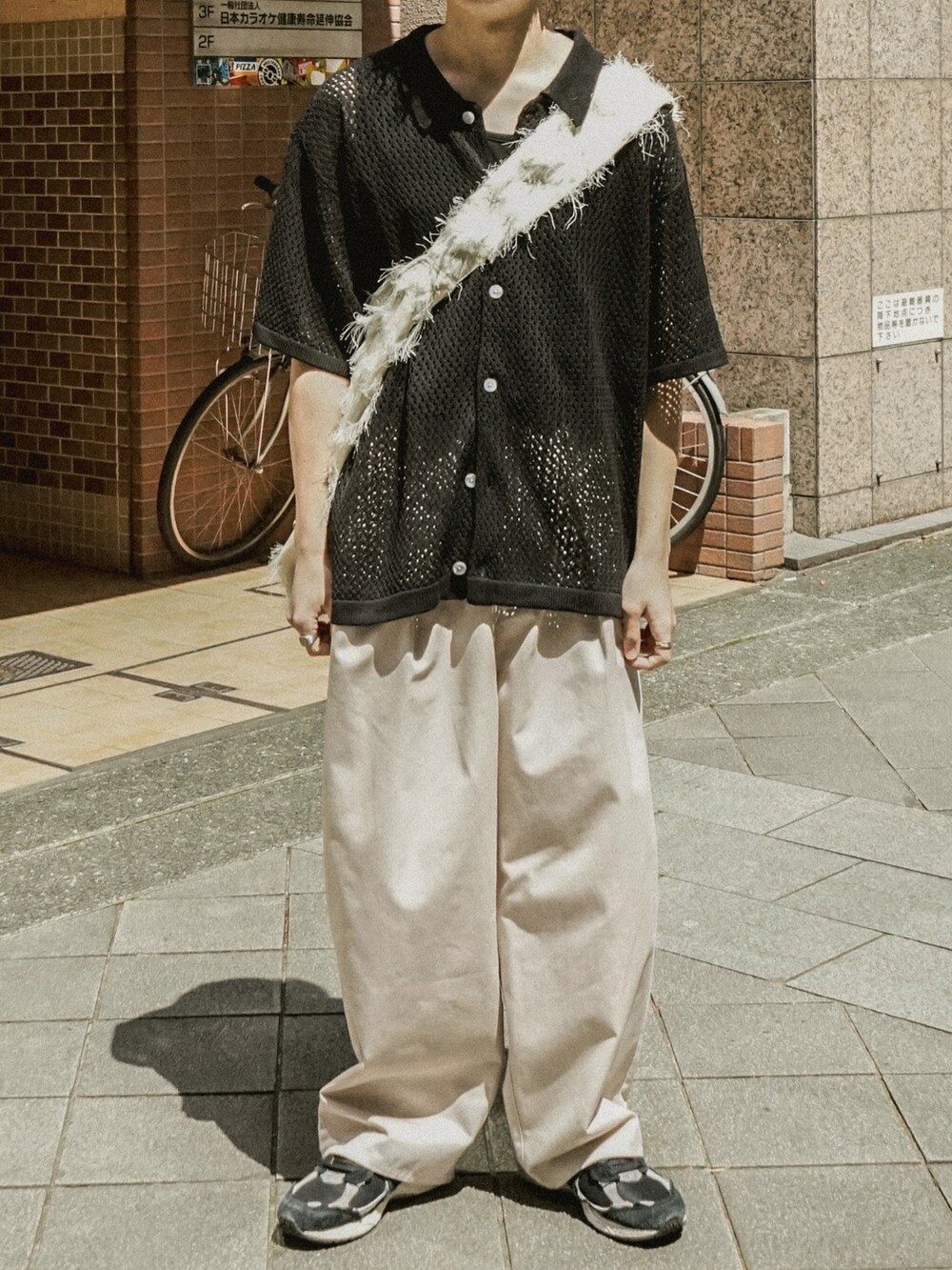 ブラック系のシャツ/ブラウス、ベージュ系のその他パンツ、ホワイト系のショルダーバッグを着用したメンズの春コーディネートの5枚目の写真