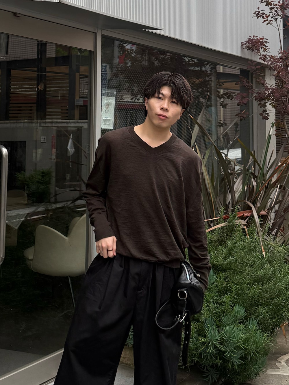 ブラック系のその他パンツ、ブラック系のショルダーバッグ、ブラック系のモカシン/デッキシューズを着用したメンズの春コーディネートの3枚目の写真