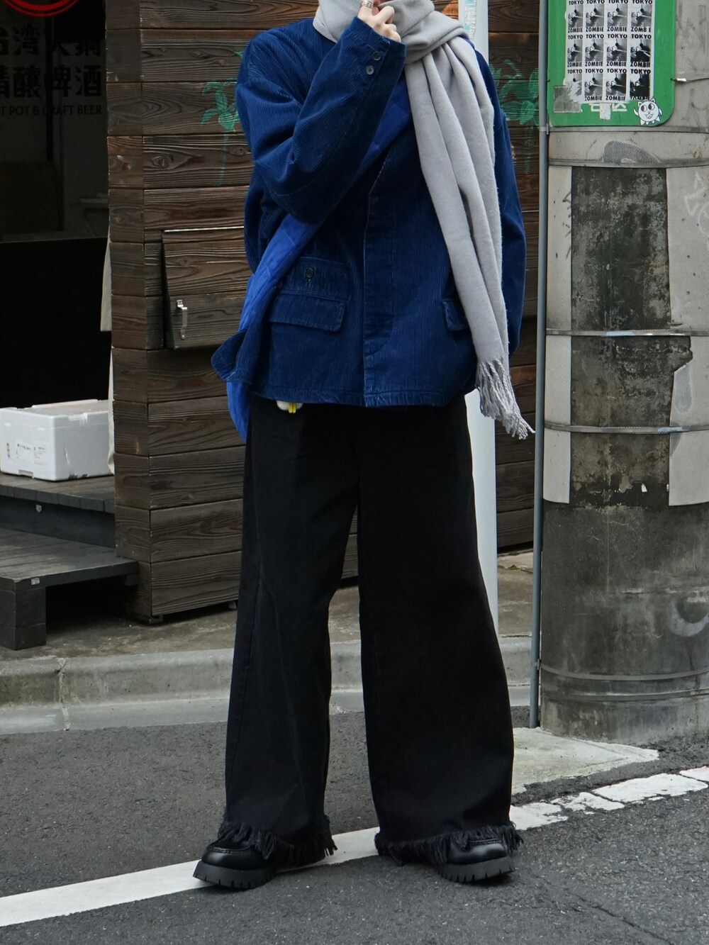 ブルー系のテーラードジャケット、ブラック系のデニムパンツ、ブルー系のショルダーバッグを着用したメンズの冬コーディネートの5枚目の写真