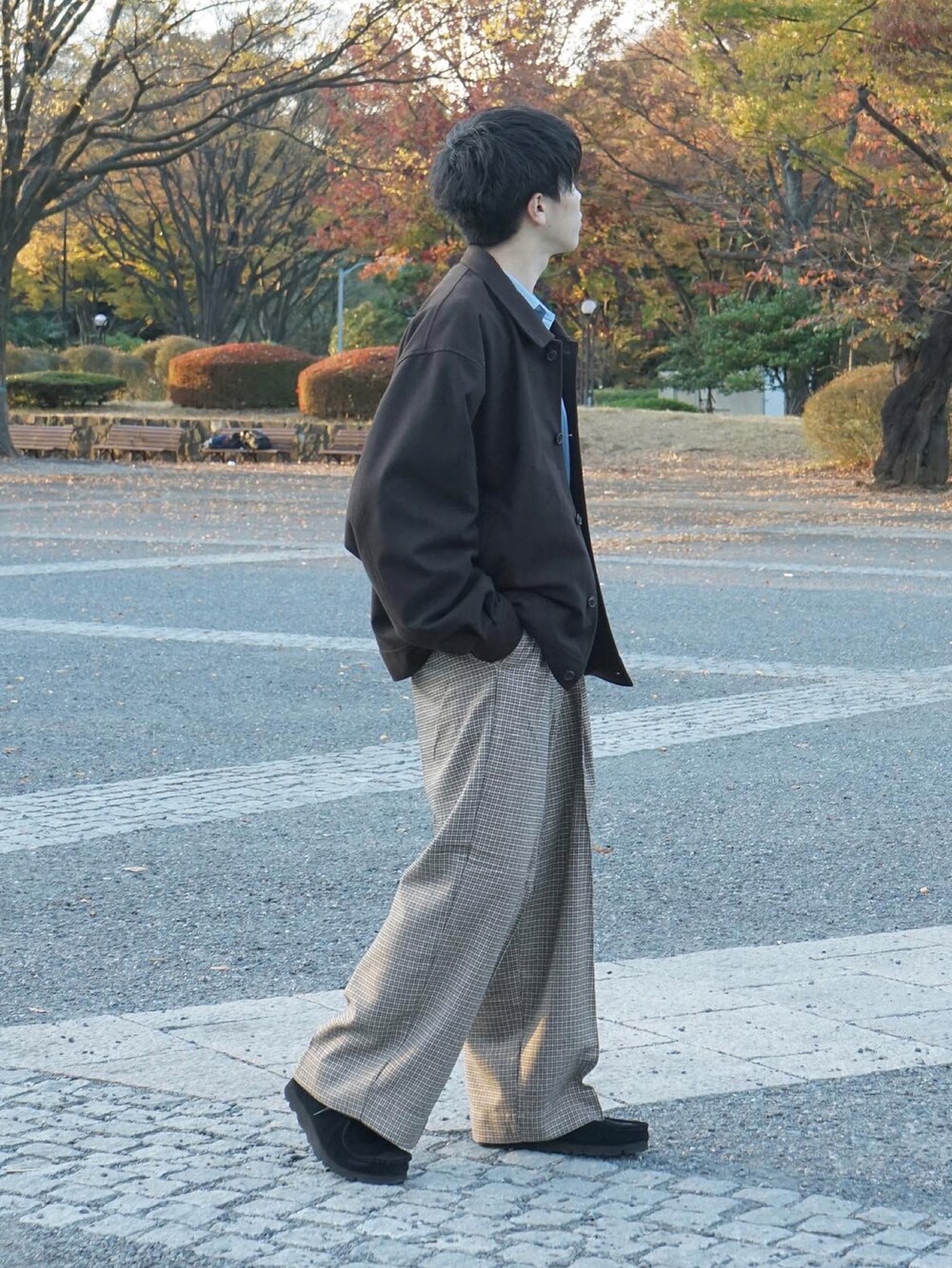 ブラウン系のブルゾン、ブルー系のシャツ/ブラウス、ベージュ系のスラックスを着用したメンズの秋コーディネートの2枚目の写真