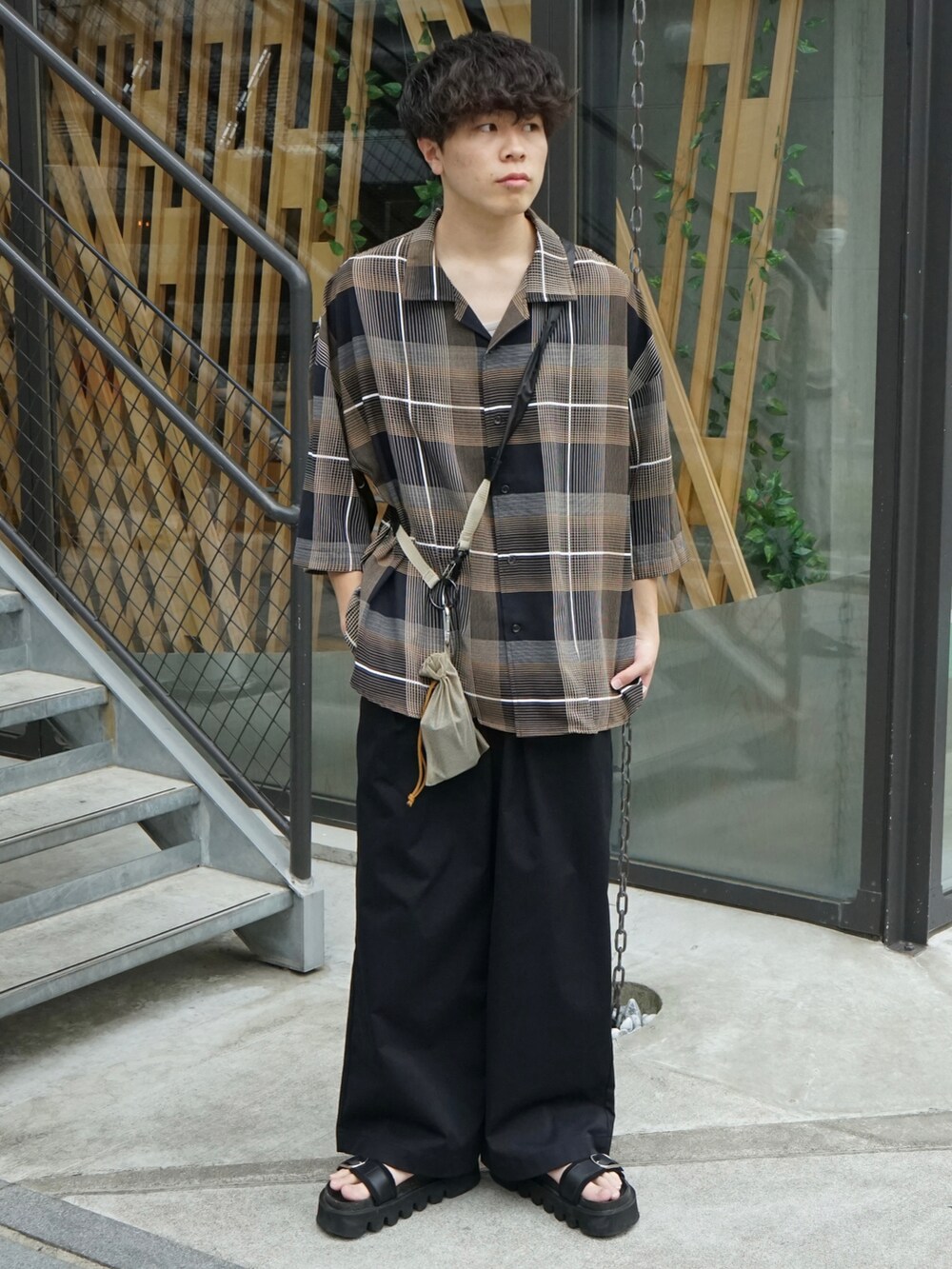 その他のシャツ/ブラウス、ベージュ系のショルダーバッグ、ブラック系のその他パンツを着用したメンズの春コーディネートの2枚目の写真