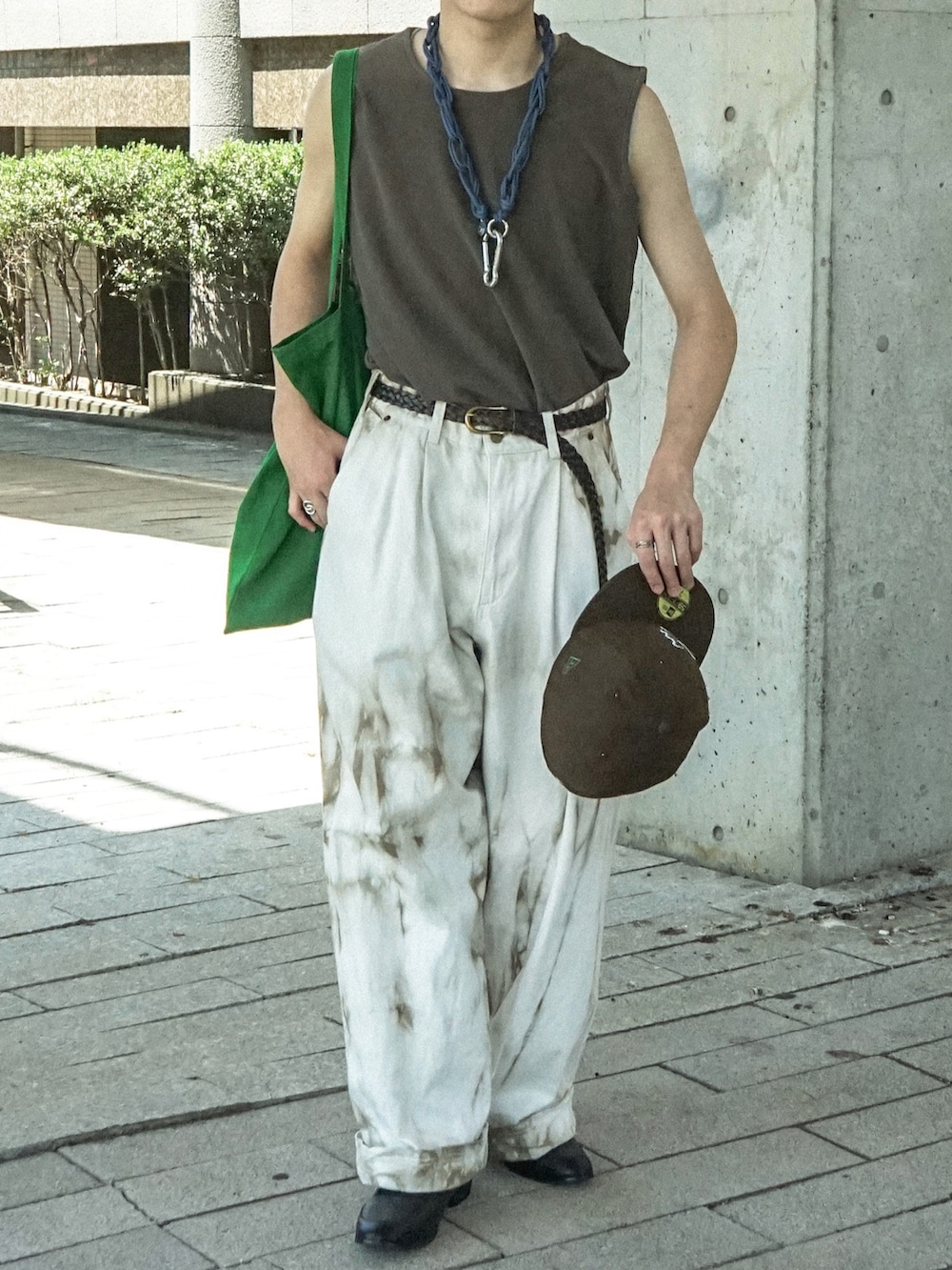 グリーン系のTシャツ/カットソー、ベージュ系のその他パンツ、グリーン系のトートバッグを着用したメンズの夏コーディネートの5枚目の写真