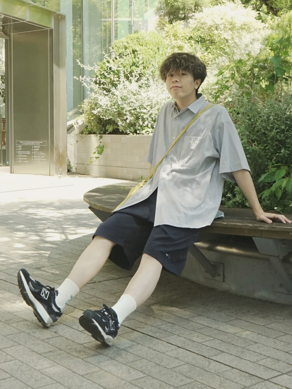 ブルー系のシャツ/ブラウス、ブルー系のスウェットパンツ、イエロー系のショルダーバッグを着用したメンズの夏コーディネートの2枚目の写真