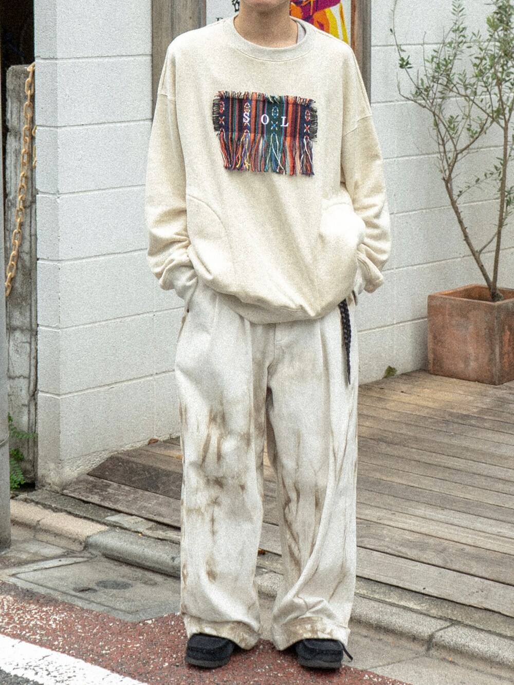 ホワイト系のスウェット、ベージュ系のその他パンツ、ブラック系のその他シューズを着用したメンズの秋コーディネートの5枚目の写真