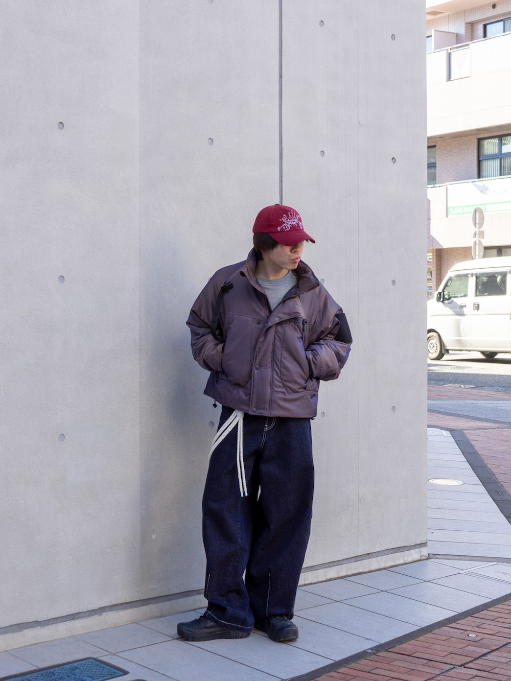 パープル系のブルゾン、グレー系のスウェット、ブラック系のスニーカーを着用したメンズの冬コーディネートの3枚目の写真